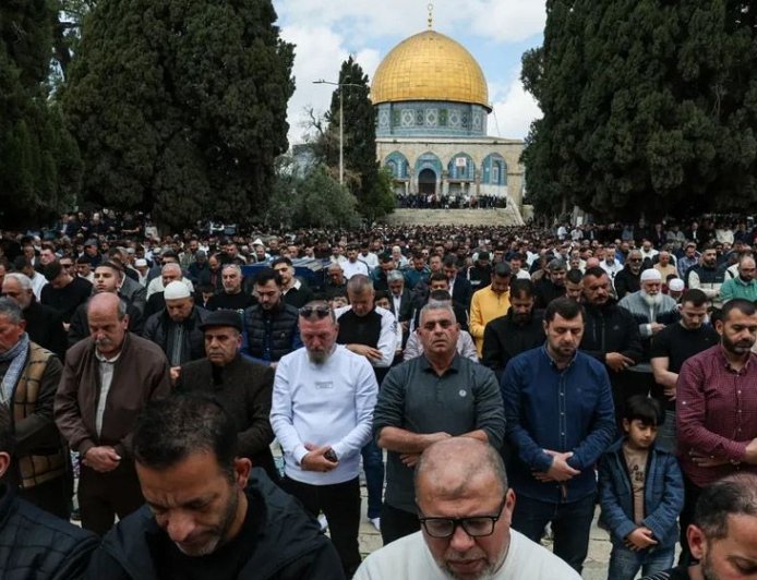 আল-আকসায় জুমার নামাজে লাখো মুসল্লি