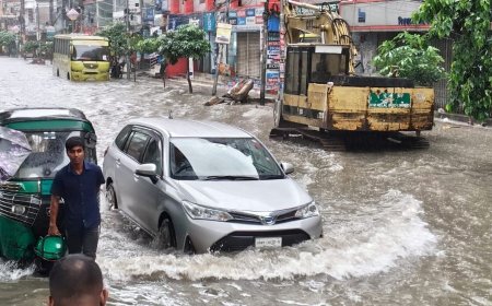 বৃষ্টিতে ‘ডুবল’ রাজধানী, ভোগান্তিতে নগরবাসী
