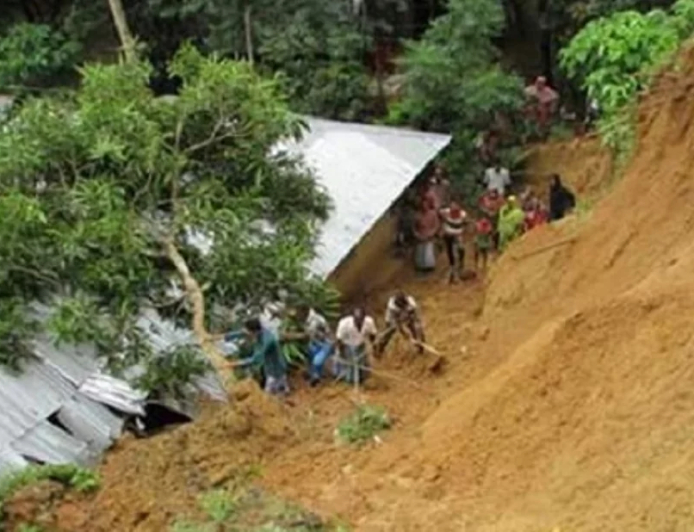 রাঙামাটিতে ৯৮ স্থানে পাহাড় ধস, রাঙামাটি-খাগড়াছড়ি যোগাযোগ বিচ্ছিন্ন