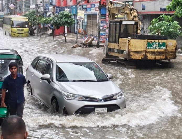 বৃষ্টিতে ‘ডুবল’ রাজধানী, ভোগান্তিতে নগরবাসী