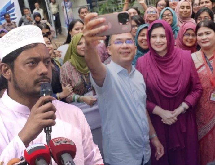 ‘দেশ যখন বন্যার পানিতে তলিয়ে যাচ্ছে প্রধানমন্ত্রী তখন সেলফি তোলায় ব্যস্ত’